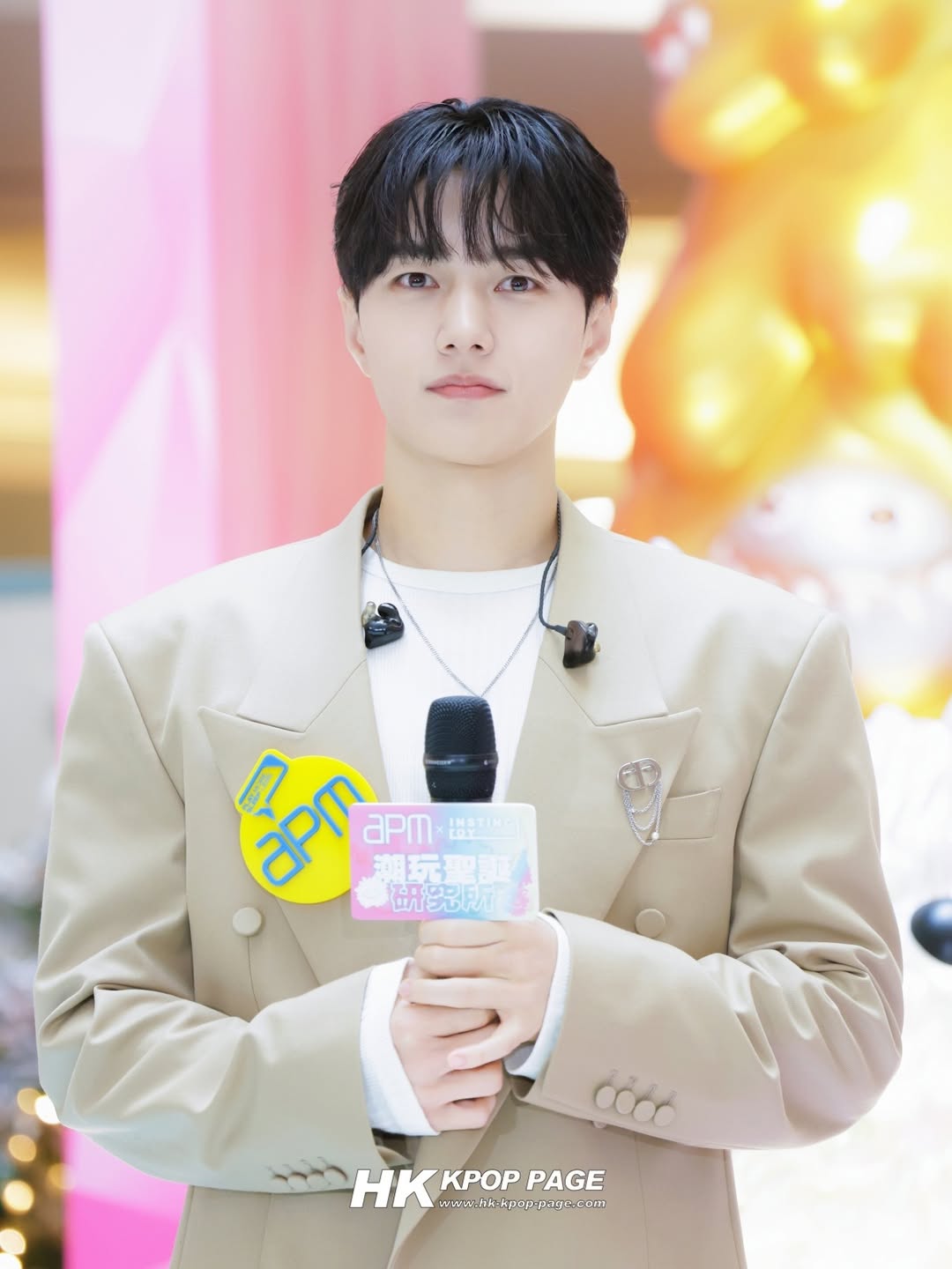 A moment captured by a fan of Kim Myungsoo (L)