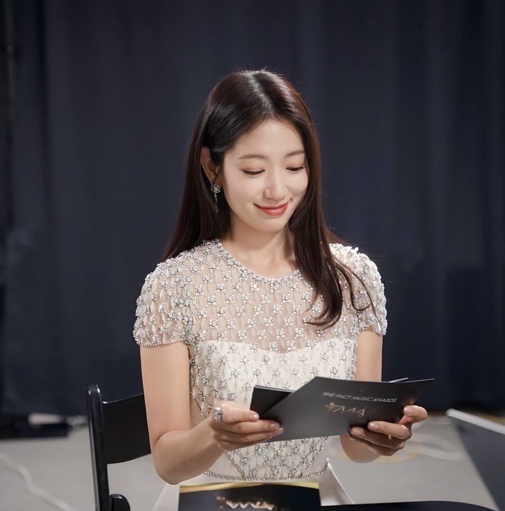 Behind-the-scenes cut of Park Shinhye