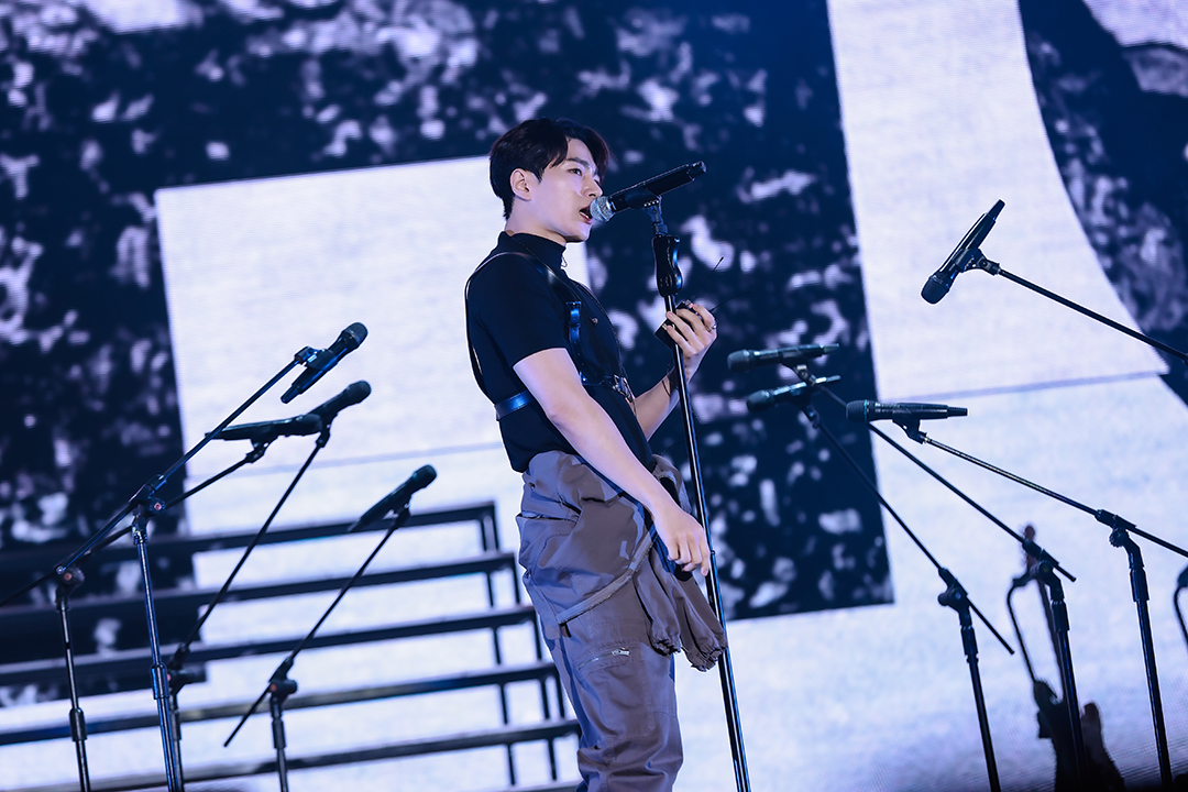 Behind-the-scenes cut of Kim Myungsoo (L)