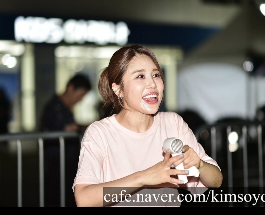 A moment captured by a fan of Kim Soyou