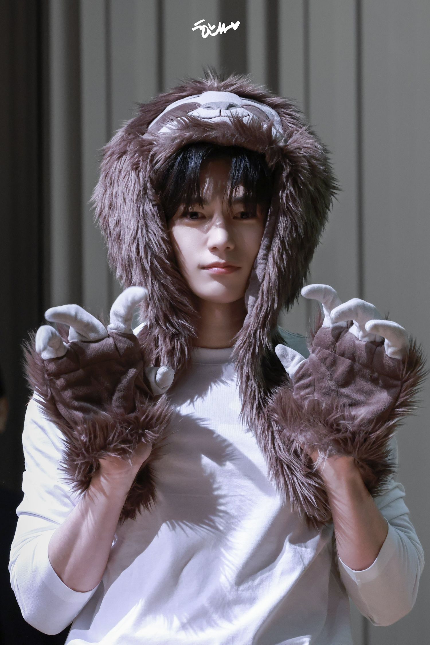 Recent activity shot of Kim Myungsoo (L)