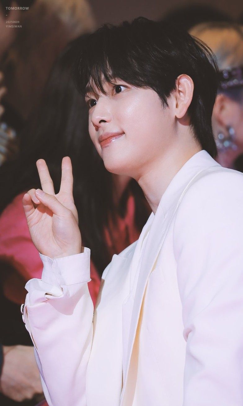 Behind-the-scenes cut of Lim Siwan