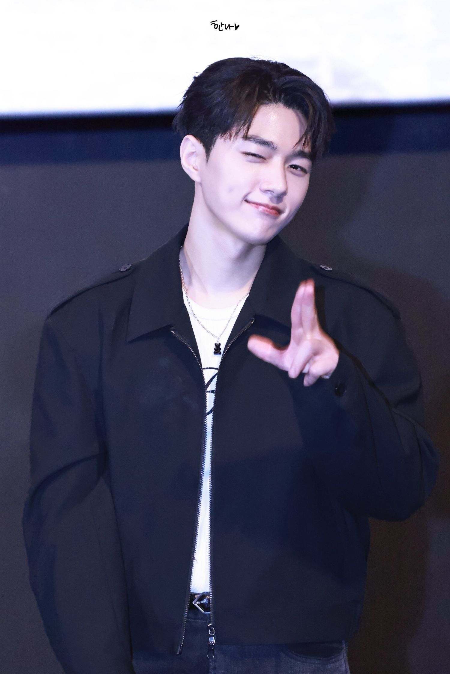 Behind-the-scenes cut of Kim Myungsoo (L)