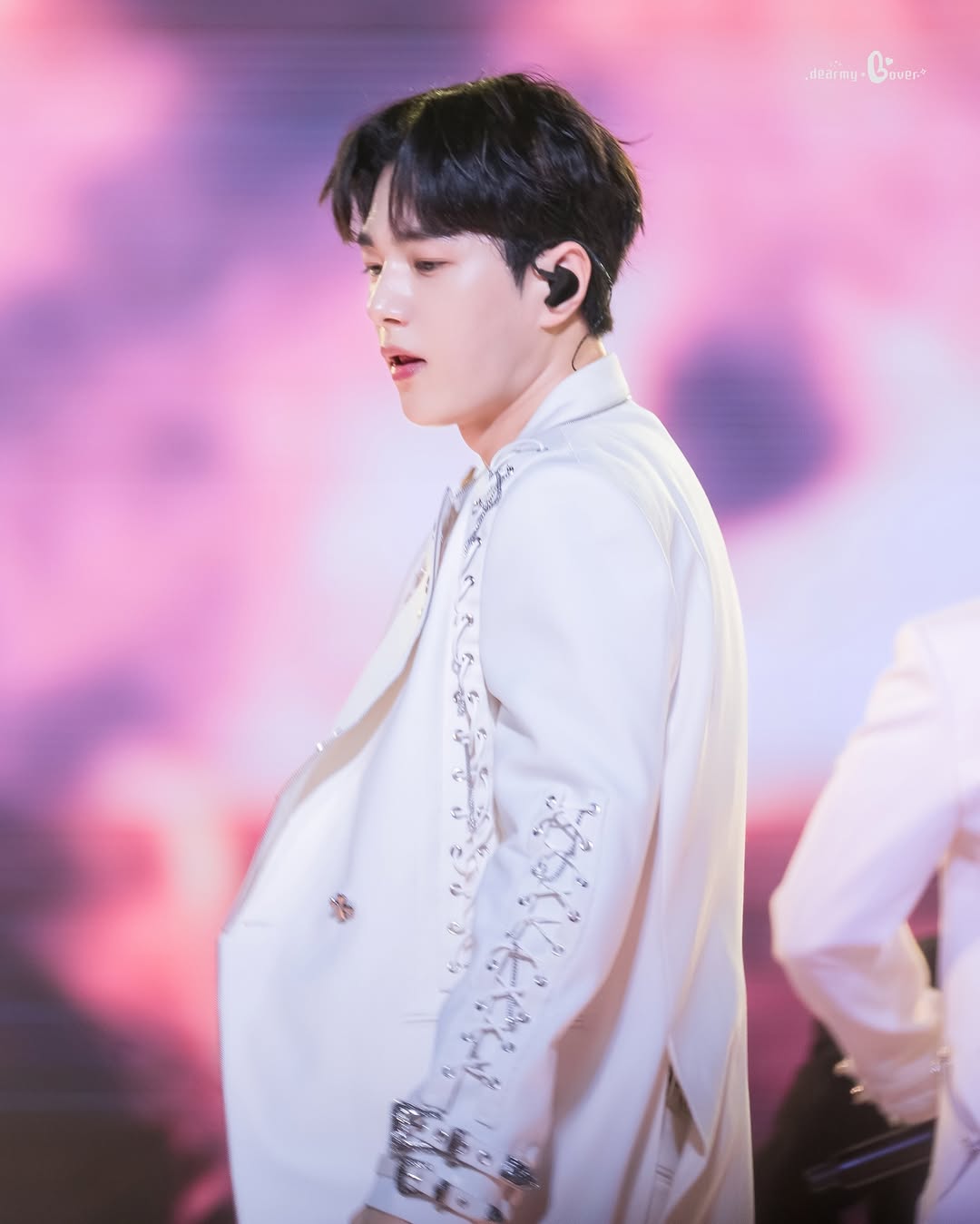 A moment captured by a fan of Kim Myungsoo (L)