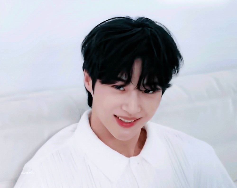 Behind-the-scenes cut of Byeon Wooseok