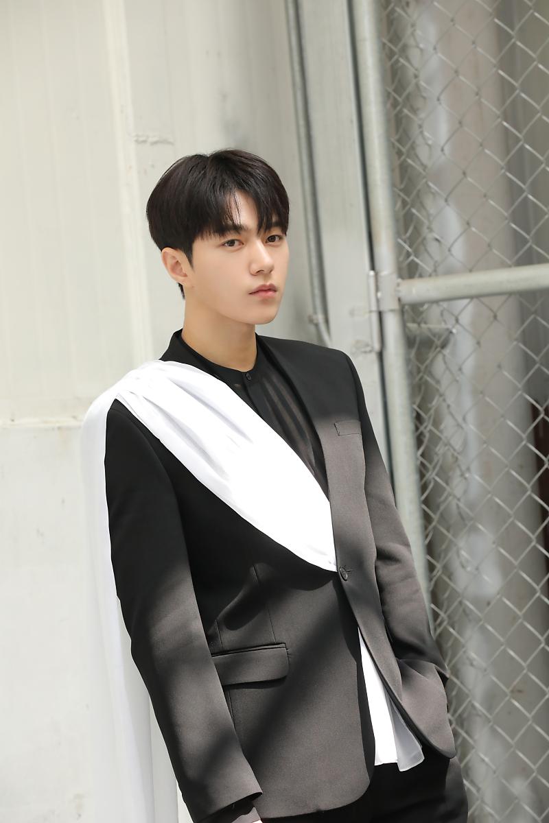 Recent activity shot of Kim Myungsoo (L)