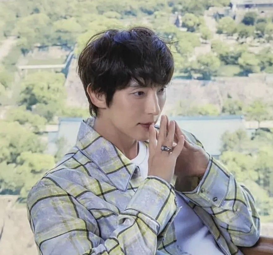 Behind-the-scenes cut of Lee Joongi