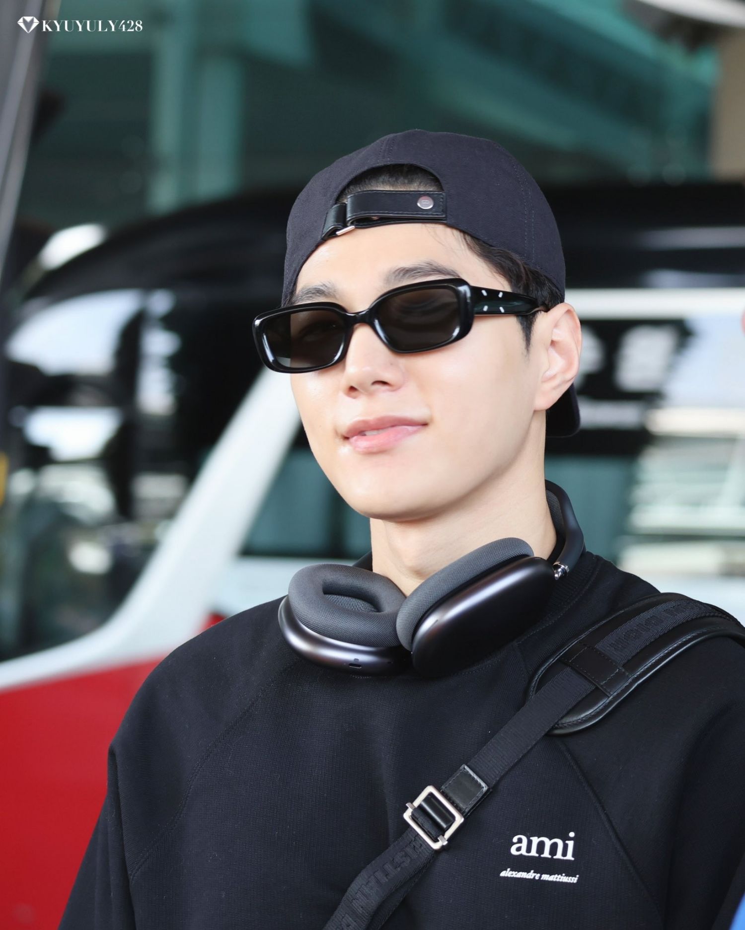 Recent activity shot of Kim Myungsoo (L)