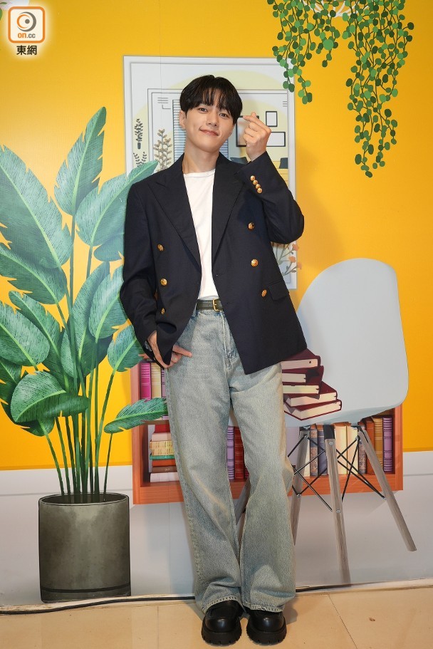 Recent activity shot of Kim Myungsoo (L)