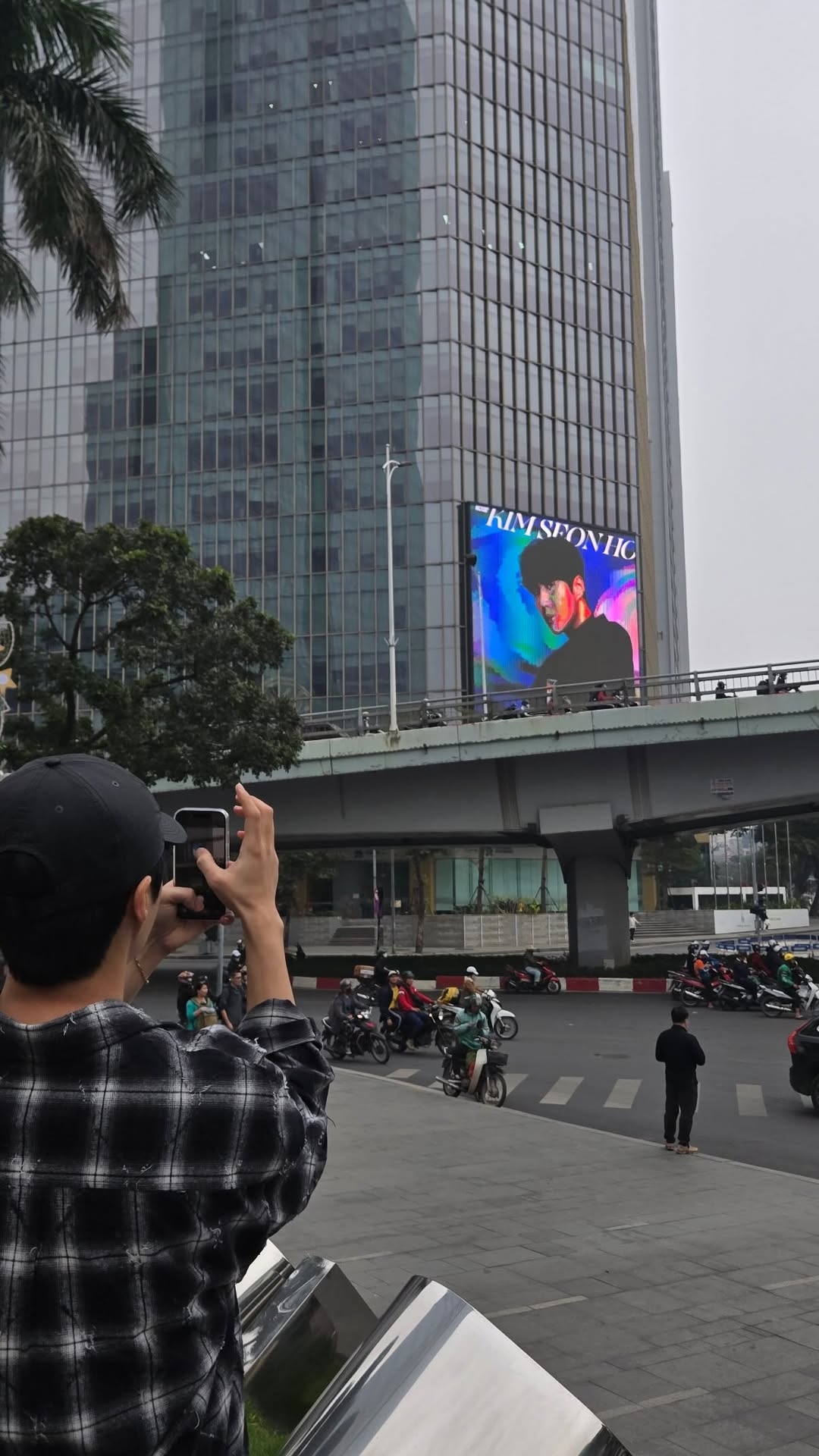 Behind-the-scenes cut of Kim Seonho