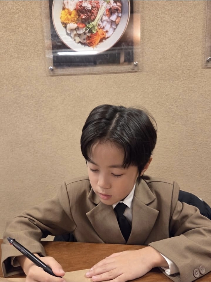 Behind-the-scenes cut of You Jiwoo