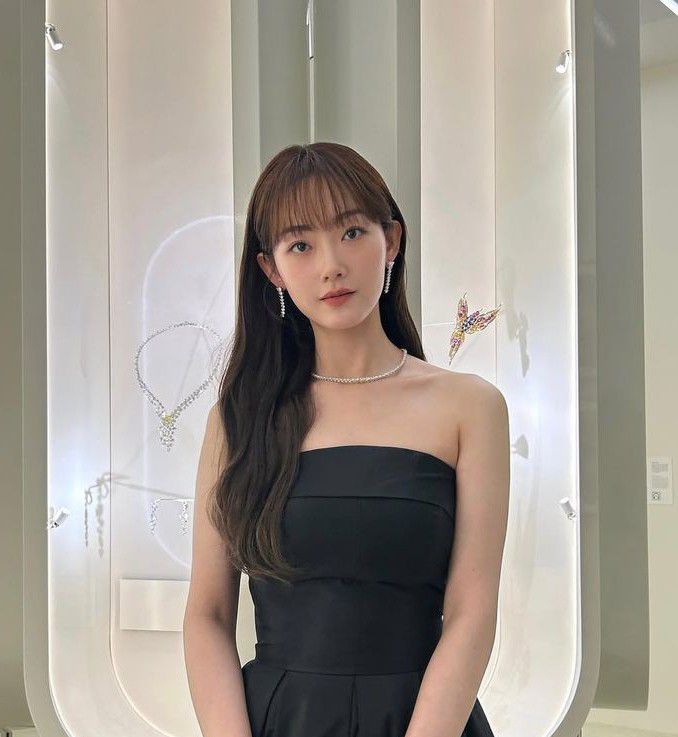 Behind-the-scenes cut of Lee Youmi