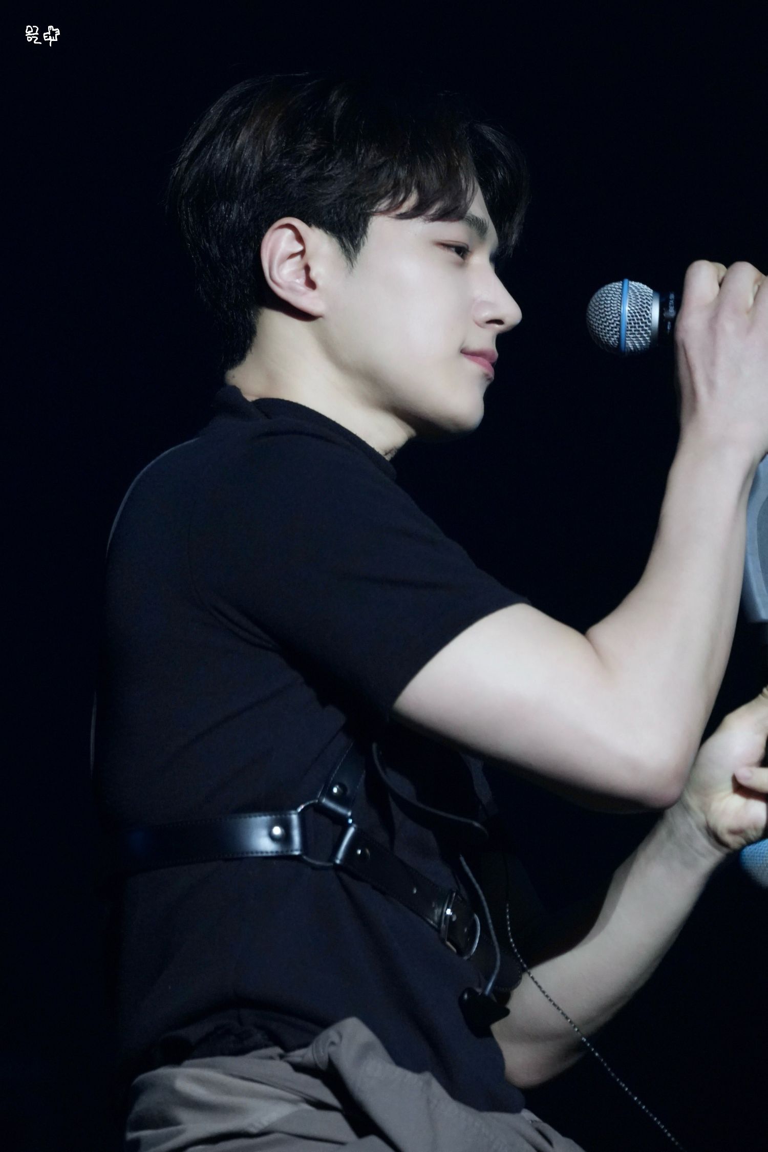 A moment captured by a fan of Kim Myungsoo (L)