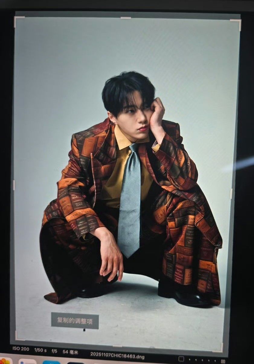 Recent activity shot of Kim Myungsoo (L)