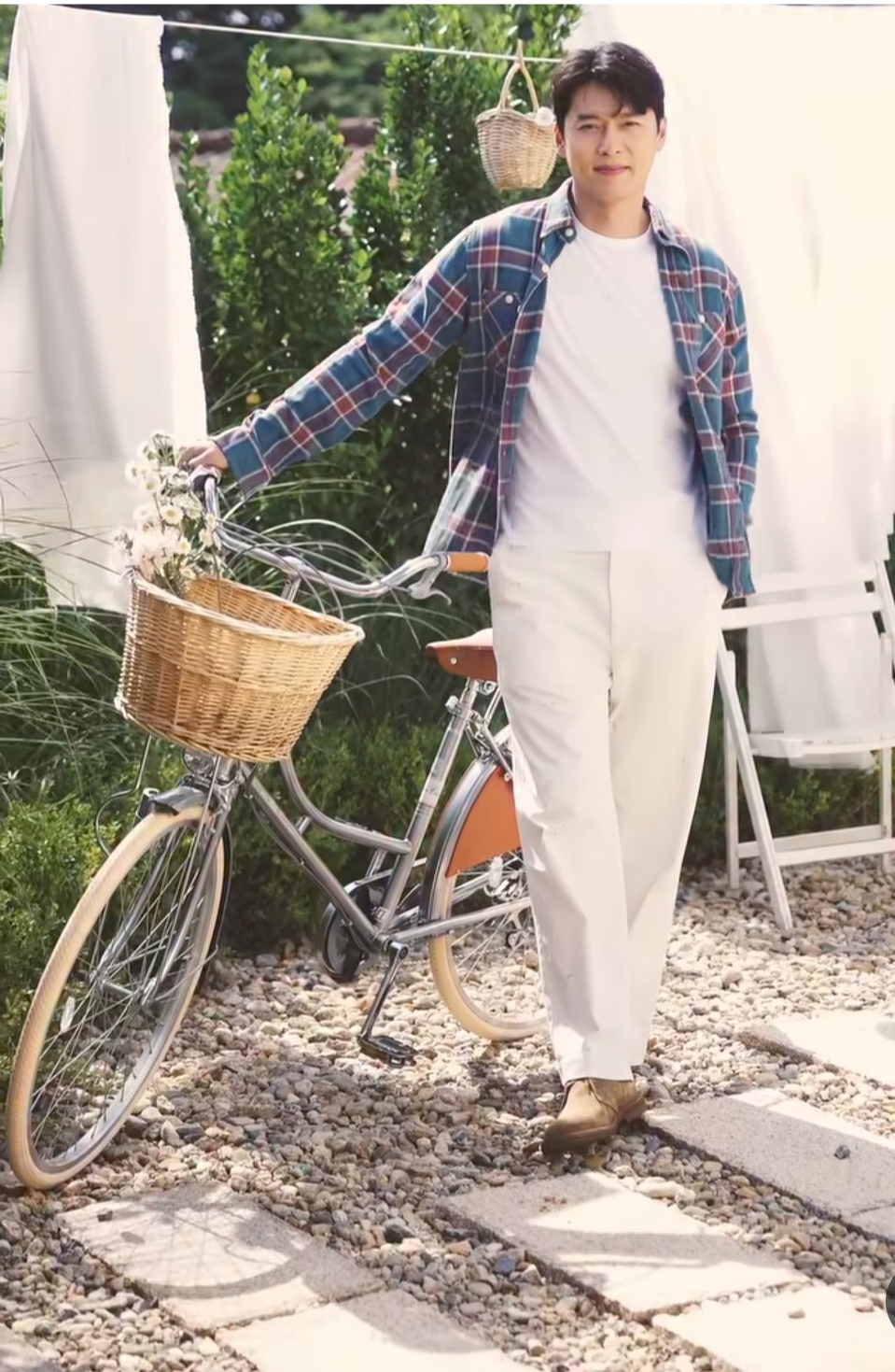 Foto kegiatan terbaru dari Hyun Bin