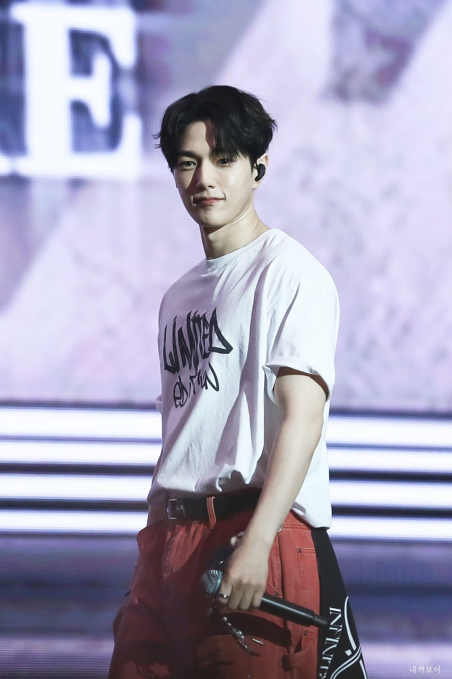 A moment captured by a fan of Kim Myungsoo (L)