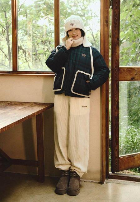 Behind-the-scenes cut of Kim Hyeyoon