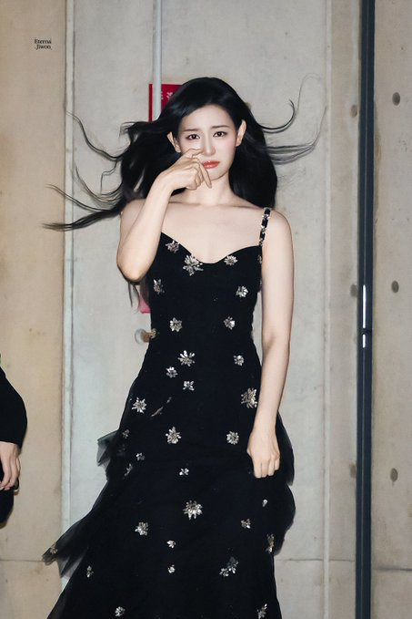 Behind-the-scenes cut of Kim Jiwon