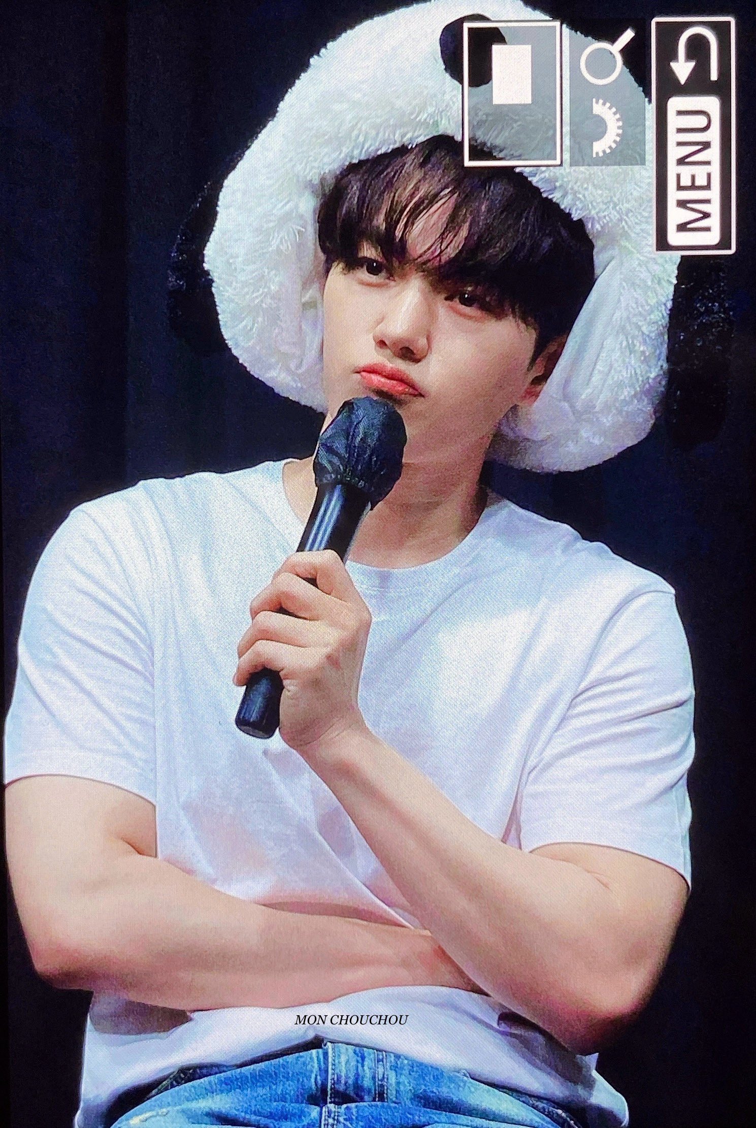 A moment captured by a fan of Kim Myungsoo (L)