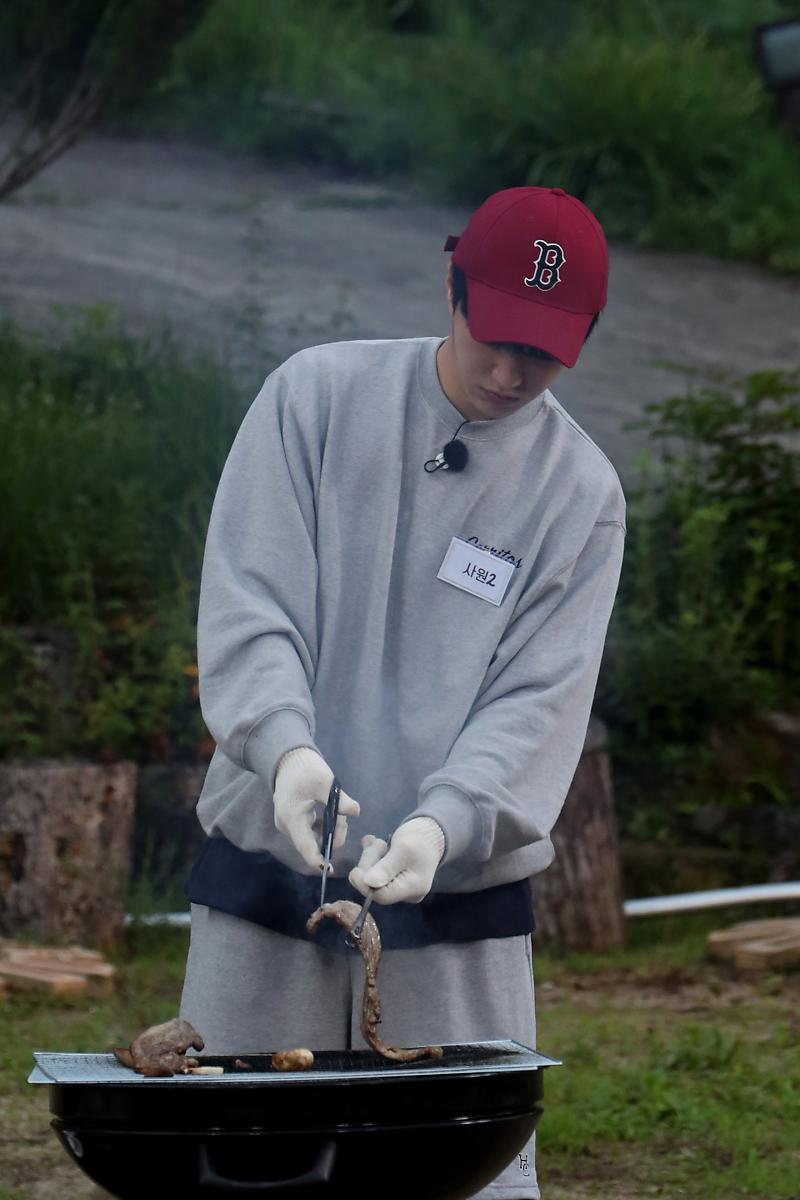 Recent activity shot of Kim Myungsoo (L)