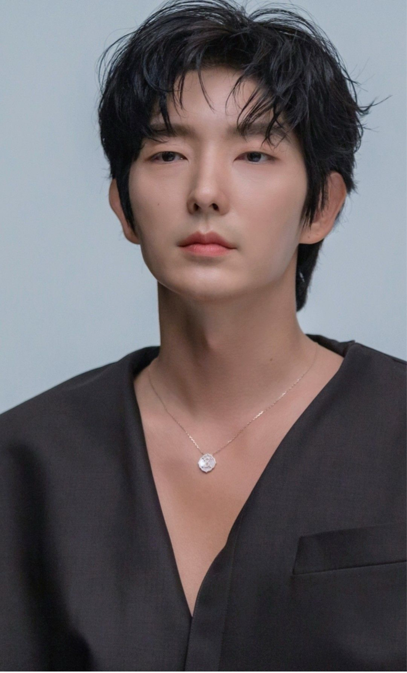 Emotional wallpaper shared by fans for Lee Joongi