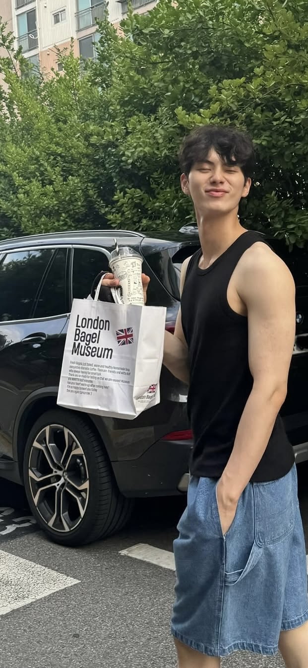 A moment captured by a fan of Lee Chaemin