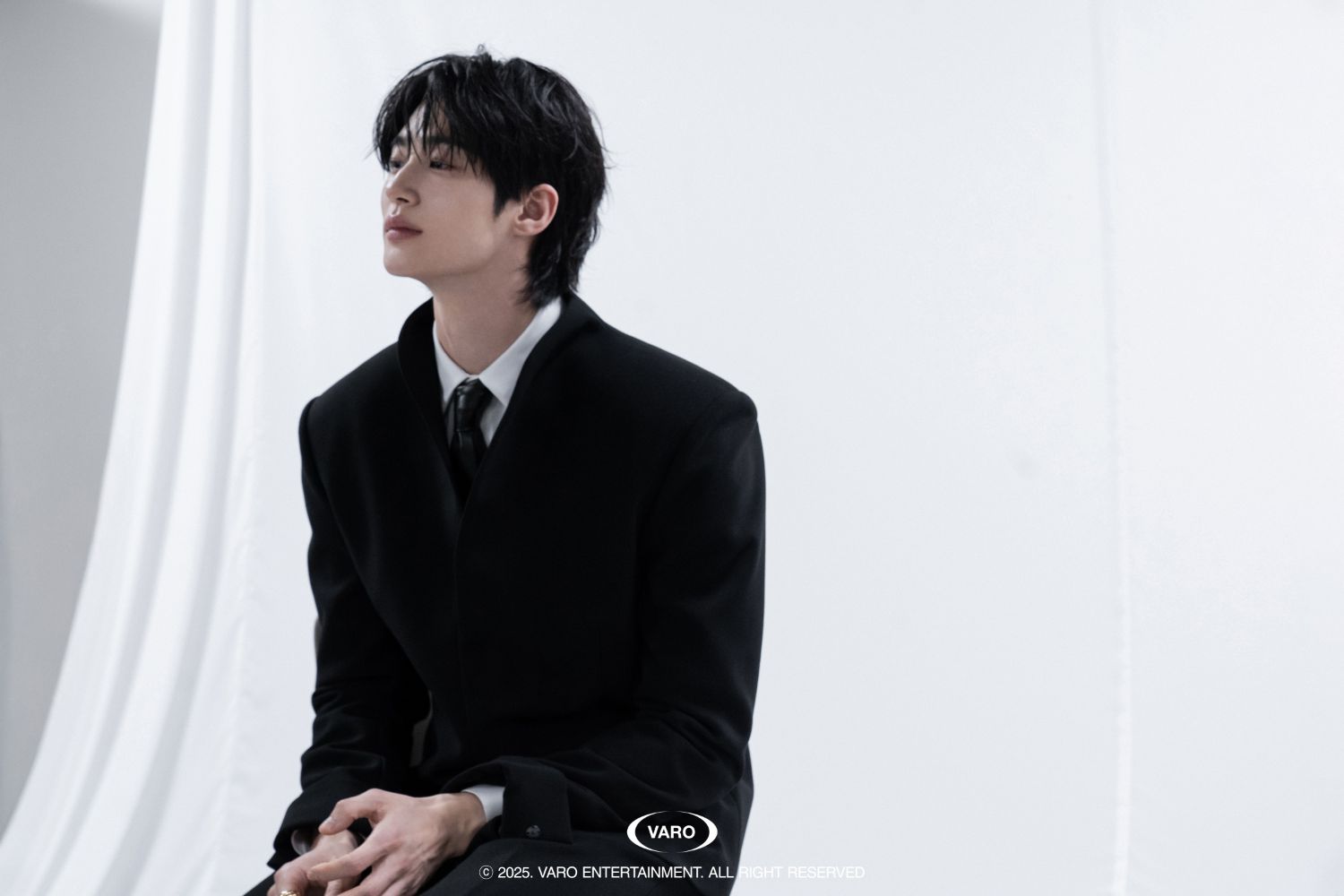 Behind-the-scenes cut of Byeon Wooseok