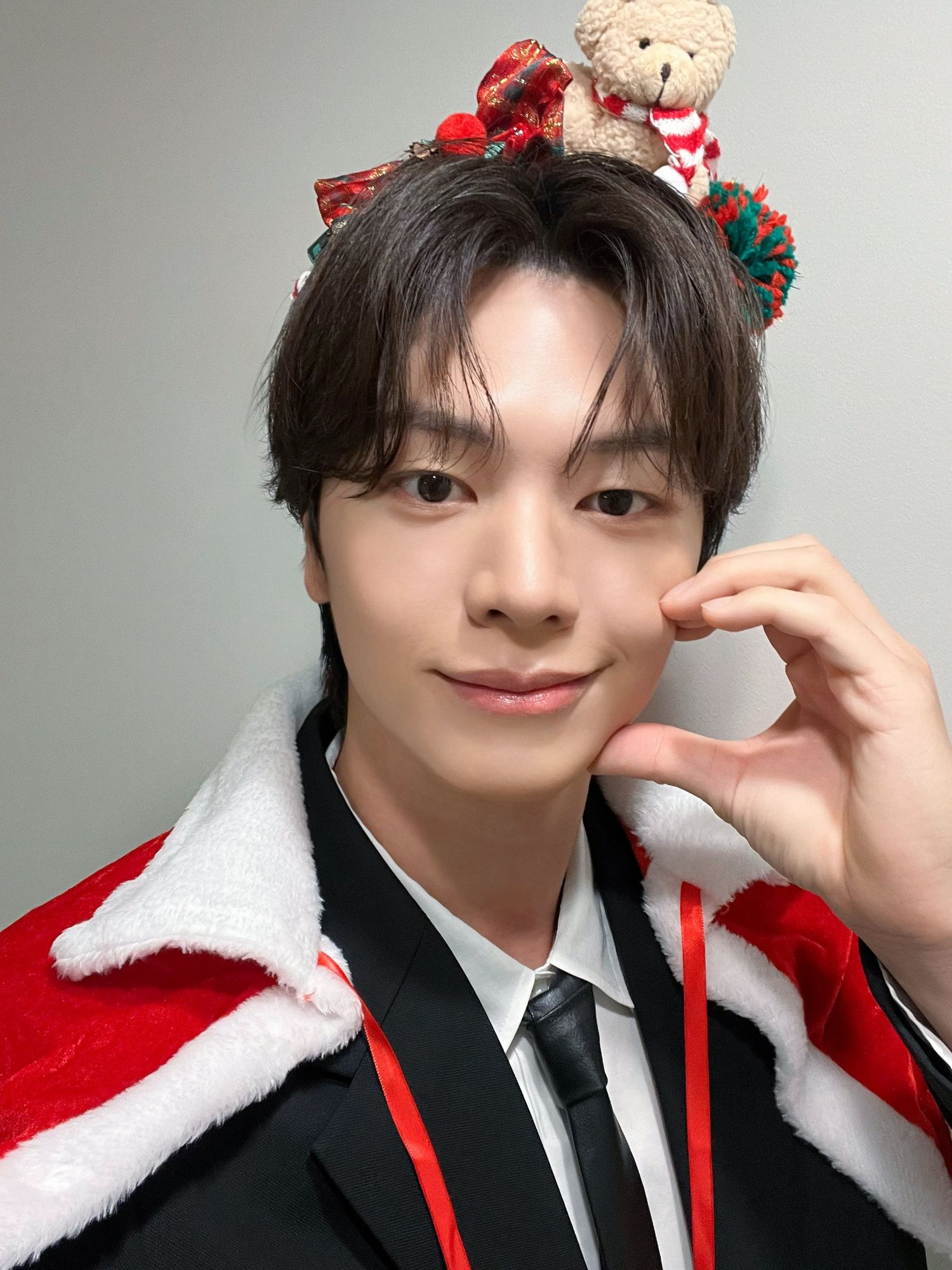 Behind-the-scenes cut of Yook Sungjae