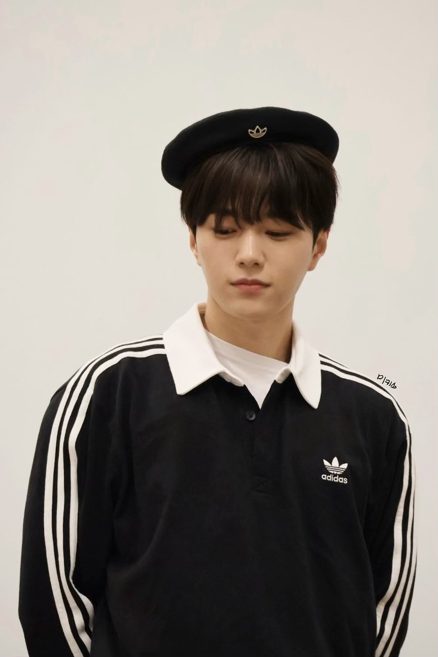 A moment captured by a fan of Kim Myungsoo (L)