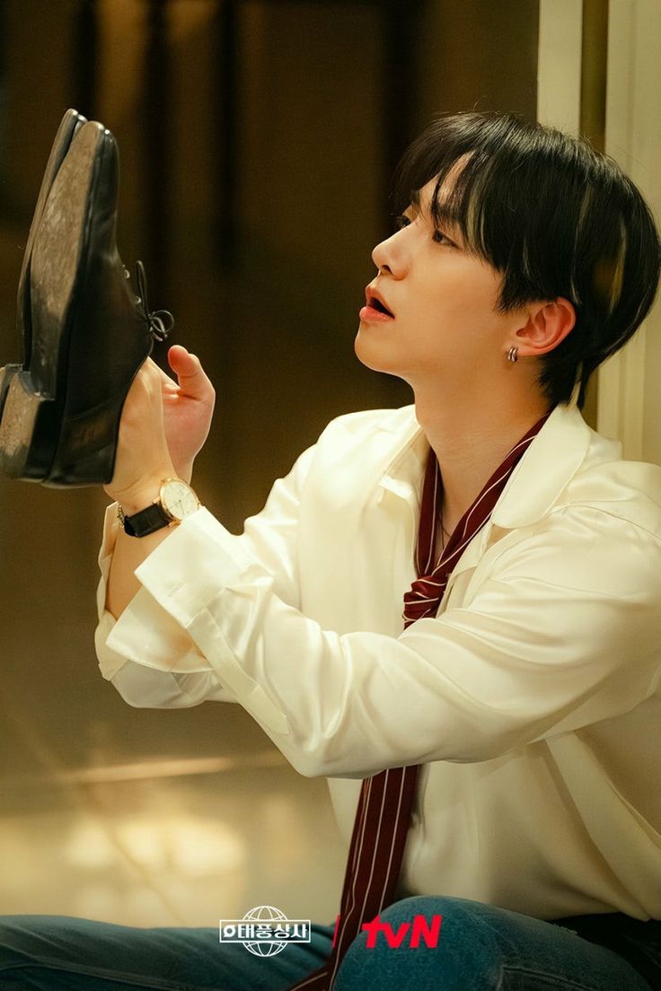 Behind-the-scenes cut of Lee Junho