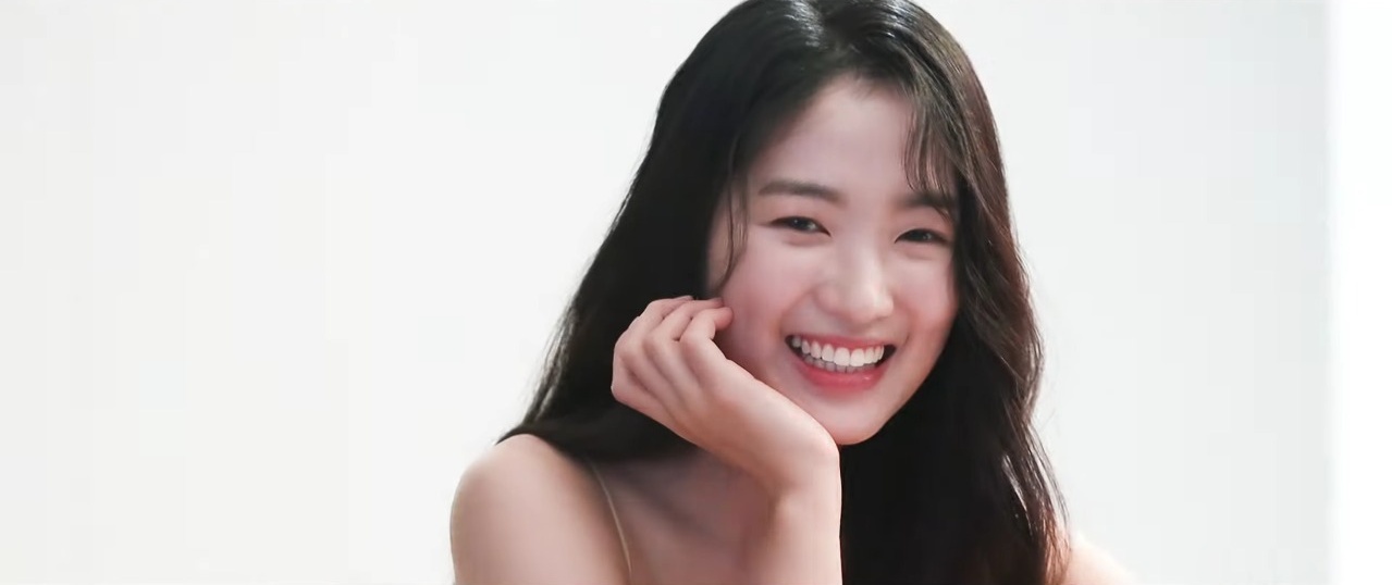 Behind-the-scenes cut of Kim Hyeyoon