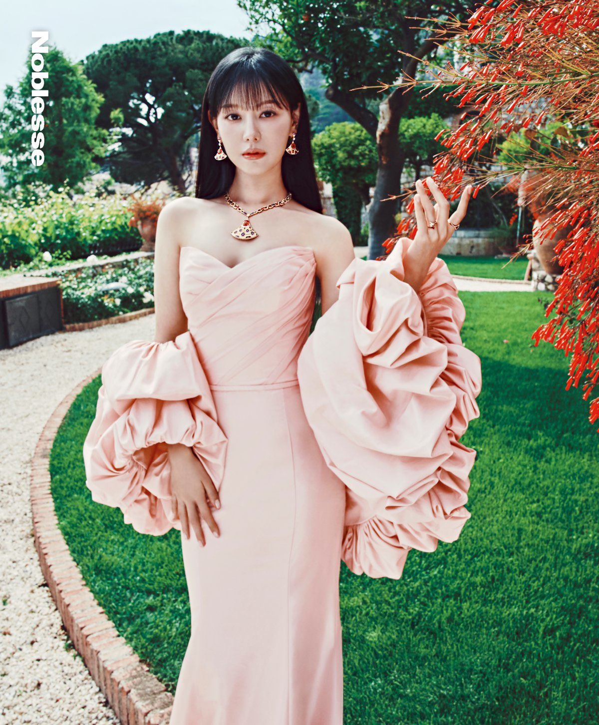 Behind-the-scenes cut of Kim Jiwon