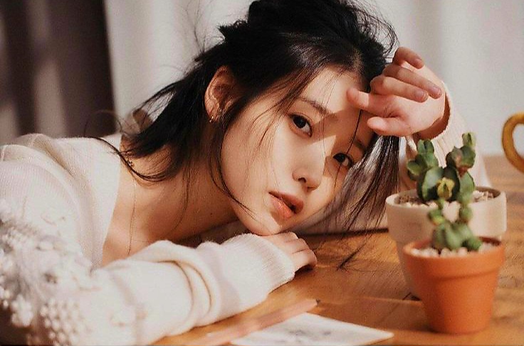 Behind-the-scenes cut of IU