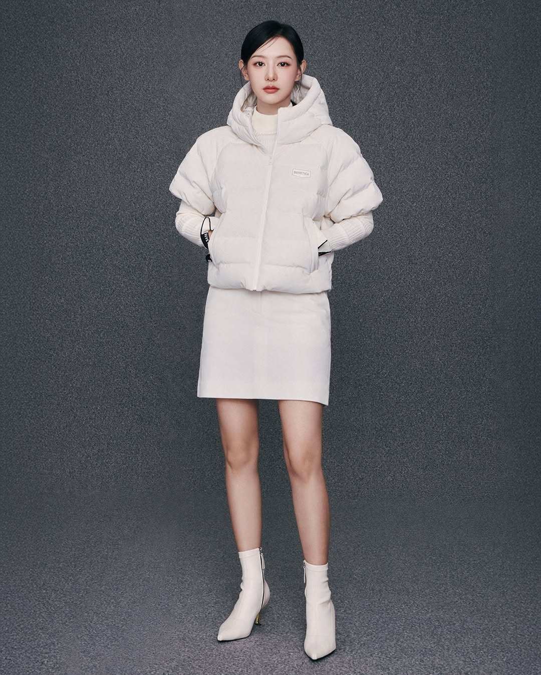 Behind-the-scenes cut of Kim Jiwon