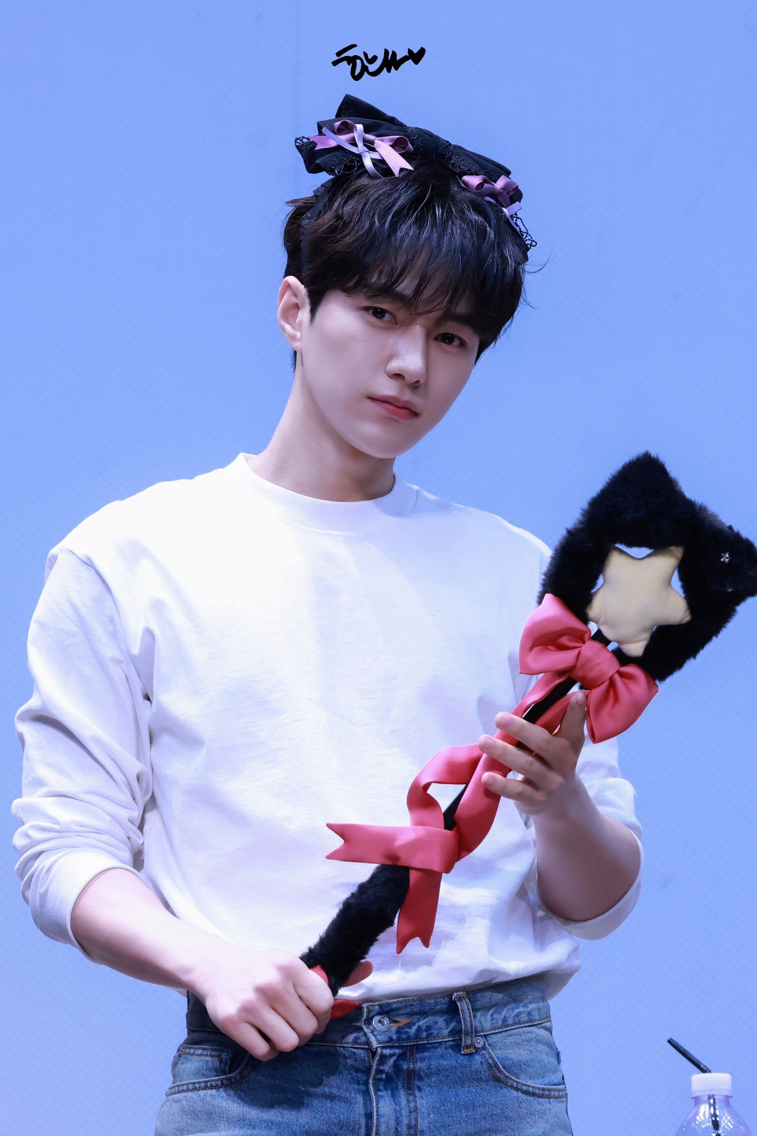 Behind-the-scenes cut of Kim Myungsoo (L)