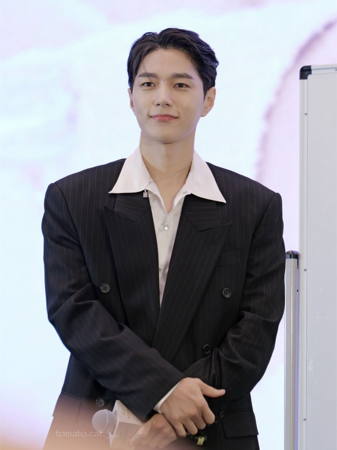 Behind-the-scenes cut of Kim Myungsoo (L)