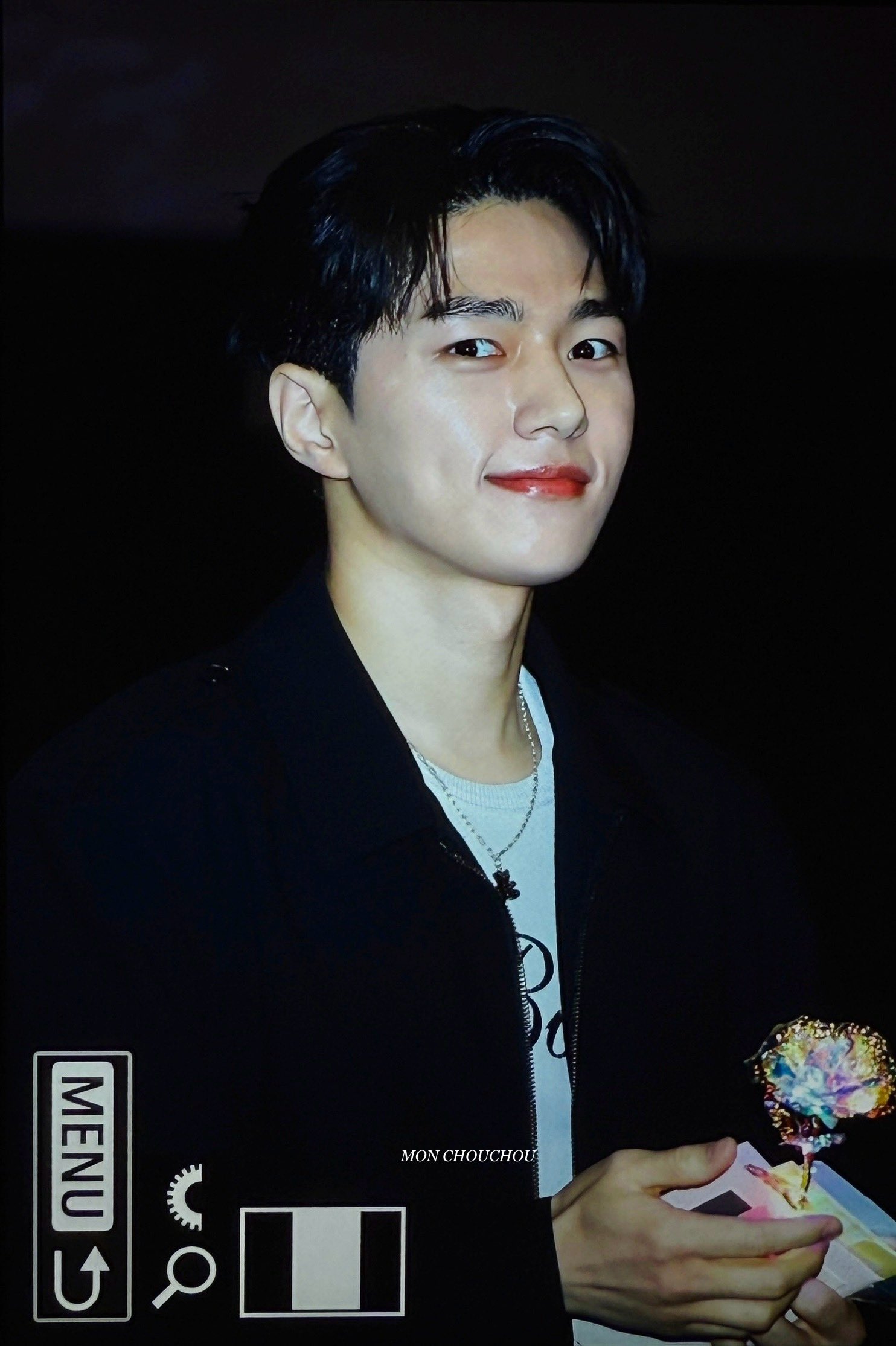 A moment captured by a fan of Kim Myungsoo (L)