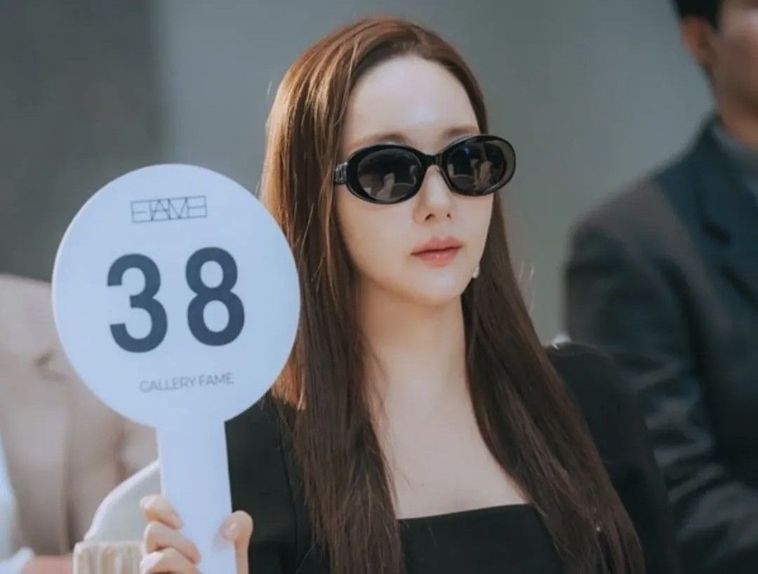 Behind-the-scenes cut of Park Minyoung