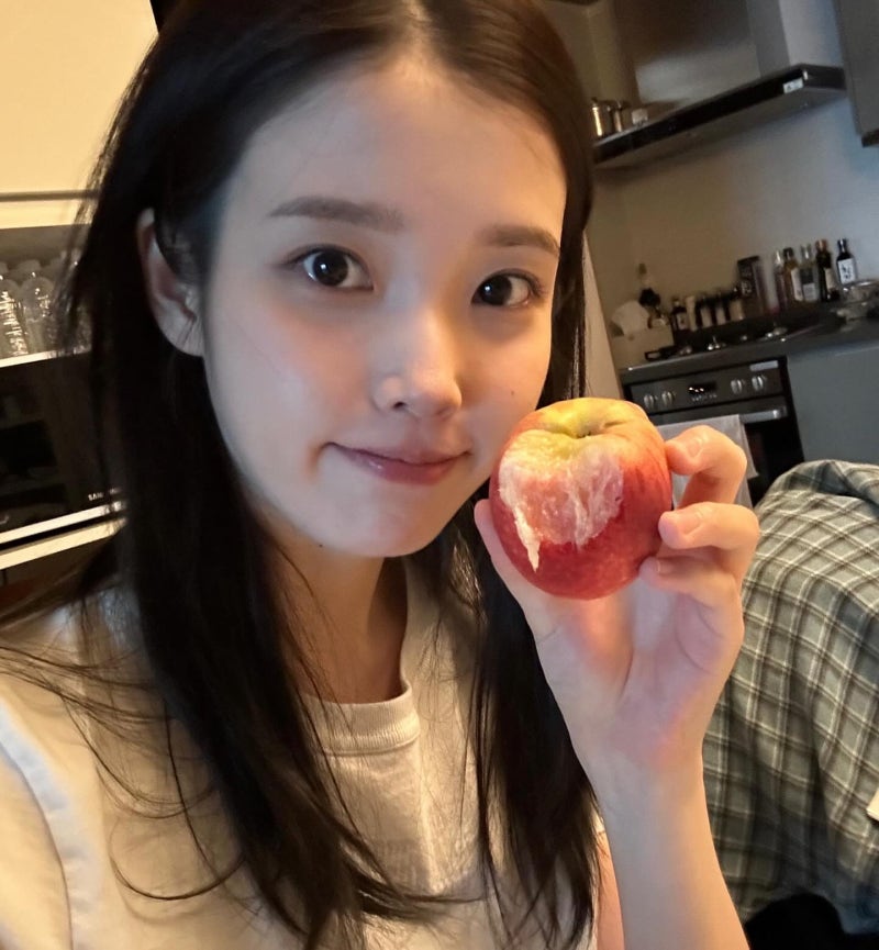 Behind-the-scenes cut of IU