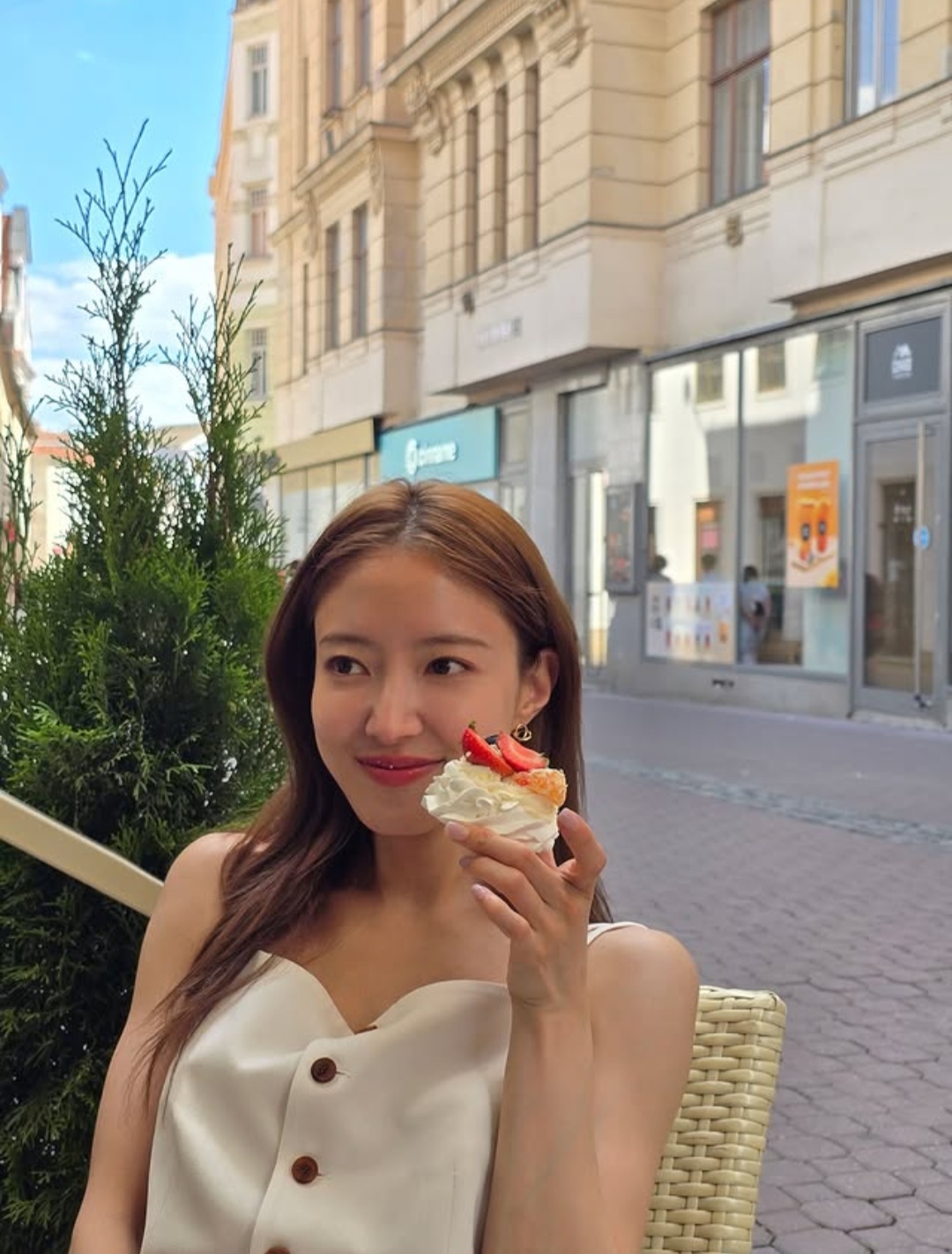 Behind-the-scenes cut of Lee Seyoung