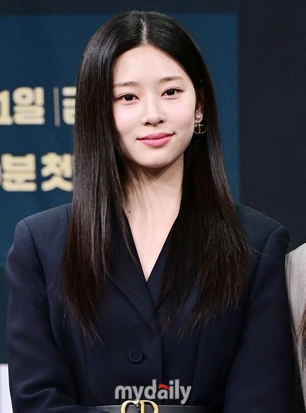 Behind-the-scenes cut of Kim Minju