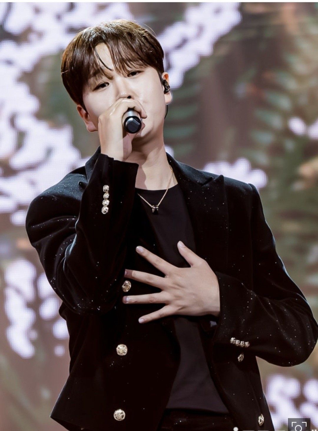 A moment captured by a fan of Song Minjun