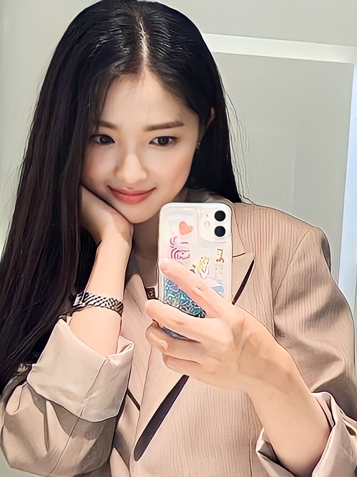 Behind-the-scenes cut of Kim Hyeyoon