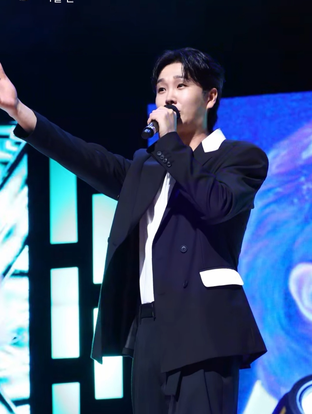 A moment captured by a fan of Song Minjun