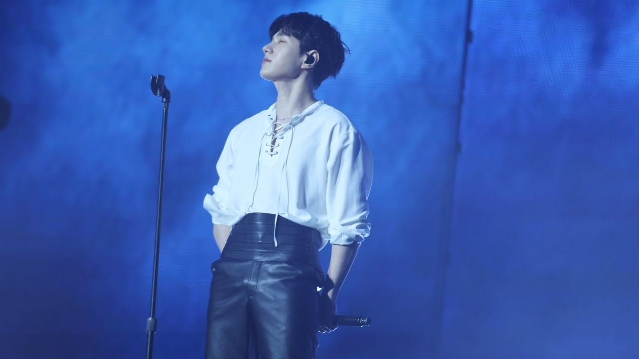 A moment captured by a fan of Kim Myungsoo (L)