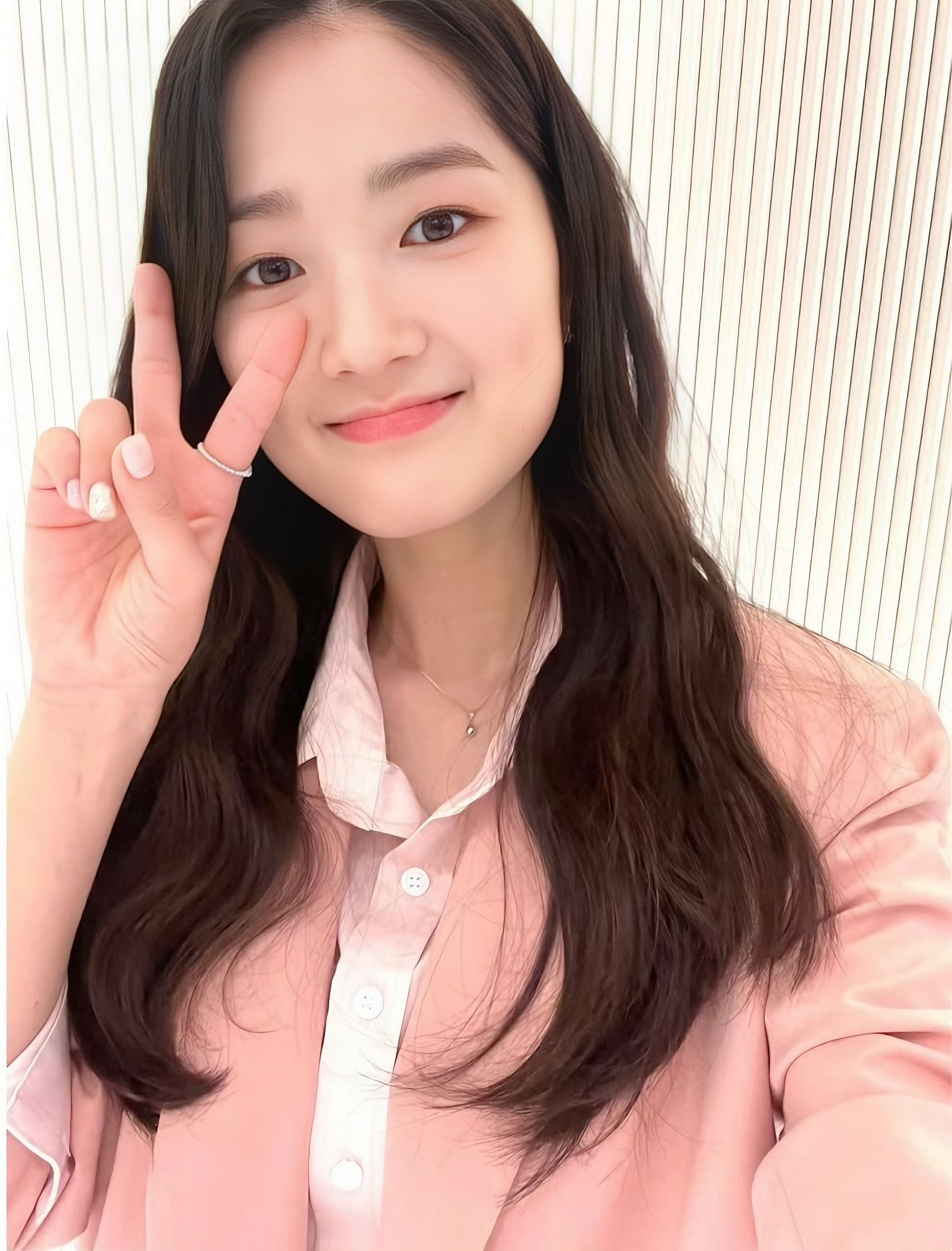 Behind-the-scenes cut of Kim Hyeyoon