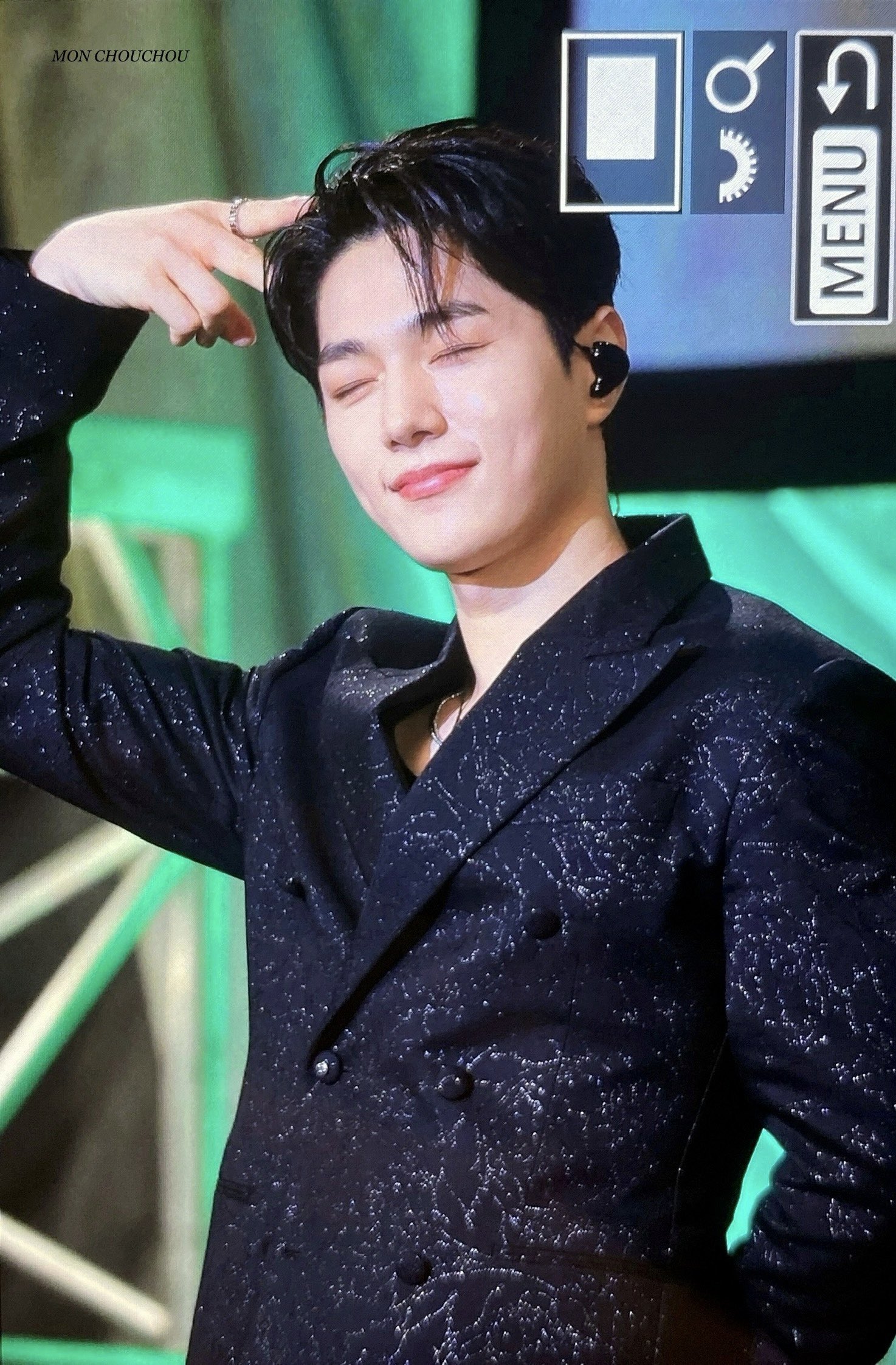 A moment captured by a fan of Kim Myungsoo (L)