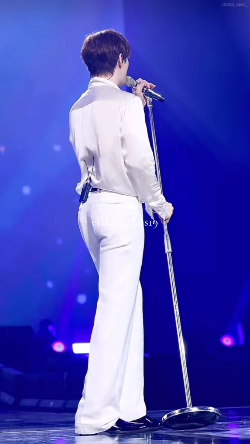 Emotional wallpaper shared by fans for Lee Junho