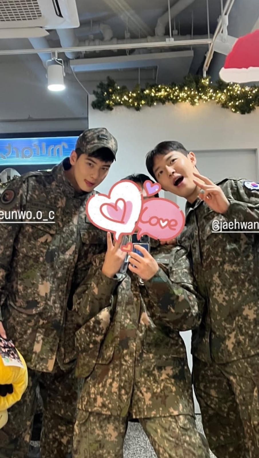 Emotional wallpaper shared by fans for Cha Eunwoo