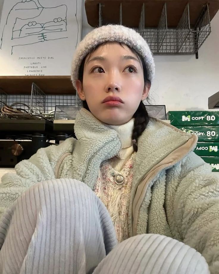 Behind-the-scenes cut of Lee Youmi